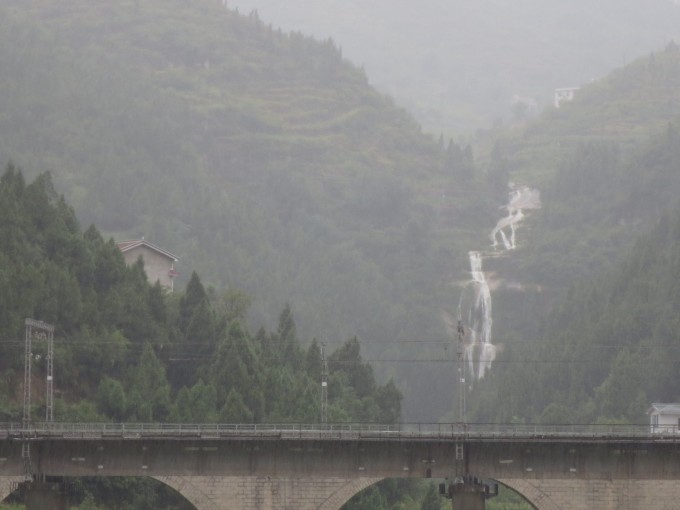 明月峡有2300多年的历史,位于四川省北部,川陕甘三省交汇处,四川的北大门,进出川的咽喉重地,素有蜀北重镇、川北门户和巴蜀金三角之称的广元市。原名朝天峡,因朝天镇而得名,朝天,即朝拜天子之 意,因唐朝玄宗皇帝避安史之乱南迁成都时,当地官员在此接待并朝拜 而得名。后因明清时期,文人墨客们盛行崇尚自然,于是取李白诗清风 清,明月明之意,将朝天峡改名为明月峡。 朝天峡位于广元以北约30公里处的朝天镇南二公里处的嘉陵江上,峡谷全长约4公里,宽约100米,两岸石崖 壁立,其东就是有名的朝天岭, 谷