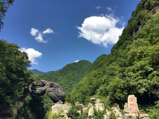到木鱼镇已是傍晚,来前怕人多入住成问题,到时才发现八月的下旬这里已渐渐退去人气最旺的时节,加上不是周来,所以还好,没有想像中人那么多,入住还好,很顺利,住的是各位大侠在之前在网上推荐的998商务(我们住的是150),这里再推荐下,老板热情,主动帮给联系买得团购票260元,后来大九湖的房间也是她帮给提前预订的,感谢一下。 关于住,木鱼镇各档次酒店应该说都有,但总感觉相对管理较乱,不是旺季,一般的住宿一百多元能够搞定,但需要多问几家,旺季的话就不知道了,从别的攻略上看好像很紧张,998商务的标价是标间320,