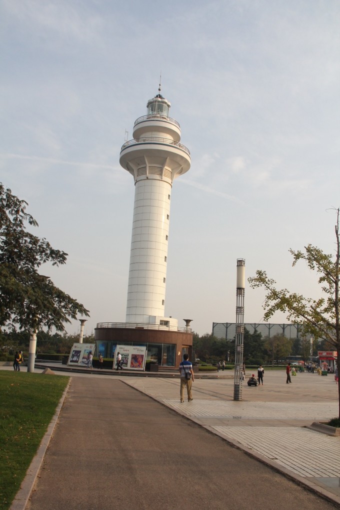 海滨国家森林公园-灯塔风景区 早晨起来直奔公园了,开车进去(这边景区似乎停车收费均一价10元)。进门后左手边是森林公园,其间有不少小朋友玩的充气城堡、小型游乐设施,右手边是海边,沙子很细,玩了海上自行车(120/车),海上飞伞(300/人划价到250/人),很好玩,就是海上很晒,不大功夫皮肤就变得黝黑了。沙滩前面还有海滨湿地,不过已经到中午了,我们都饿了,只好开车出来直奔海鲜大餐了。这要是臭宝宝来的话,在这里足足玩上两天不成问题,公园里住宿的地方很多。公园南门外面就是吴家台渔村,海鲜种类不少,还看见了一种