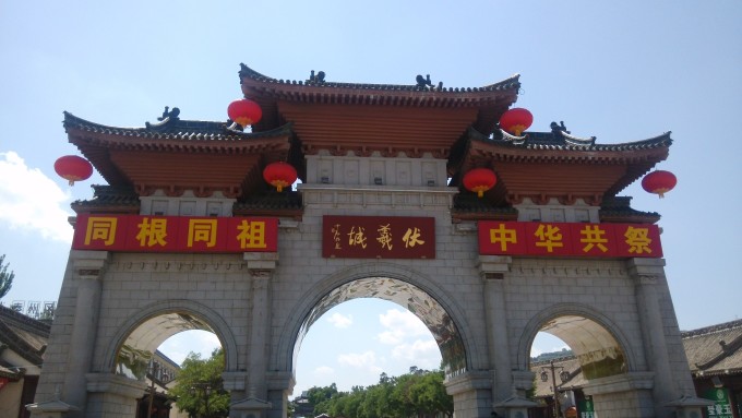 蒙古族藏族自治州乌兰县茶卡镇盐湖路9号 联系电话:0977-8240129 门票:成人50元 学生25元 10、克鲁克湖-托素湖自然保护区 地址:青海省德令哈市 联系电话:0977-8207120 门票:成人20元 学生10元 点评:感觉没呀好玩,很普通的湖,不值得去。 11、玉门关 地址:甘肃省酒泉市敦煌市区西北方向93公里 联系电话:0937-8821984 门票:成人40元 学生20元 12、雅丹国家地质公园(雅丹魔鬼城) 地址:甘肃省酒泉市敦煌市区西北160公里,玉门关以西85公里 联系电话:09