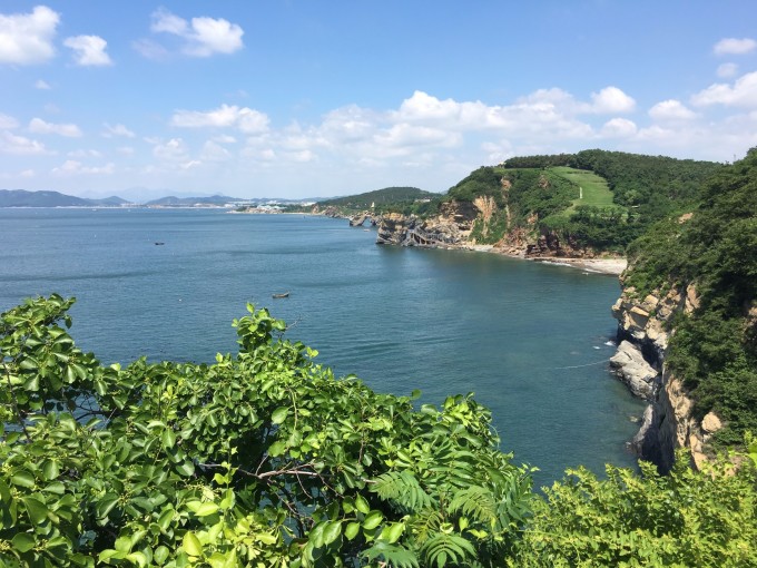 到底能不能去海边游泳,虽然大多数给出了否定的答案,但是依然带着了,也是因为不太占行李空间。事实证明~~ 装备:移动电源2个,这东西真是神器,智能手机太耗电,而且夏天室外使用,屏幕亮度都是最高,加上经常开启camera,手机最耗电的两个元器件一起工作,真是扛不住。耳机两条,火车6个小时,听听音乐还是有必要的。墨镜一个,近视眼的我就没拥有过墨镜,哎,但是这真是个好东西,阳光足的时候戴上就不怕了,而且拍照时候也算是个经典道具。 这段可以不看。。。。在定火车票的时候,D33列车显示二等座剩余177张,很充足的样子