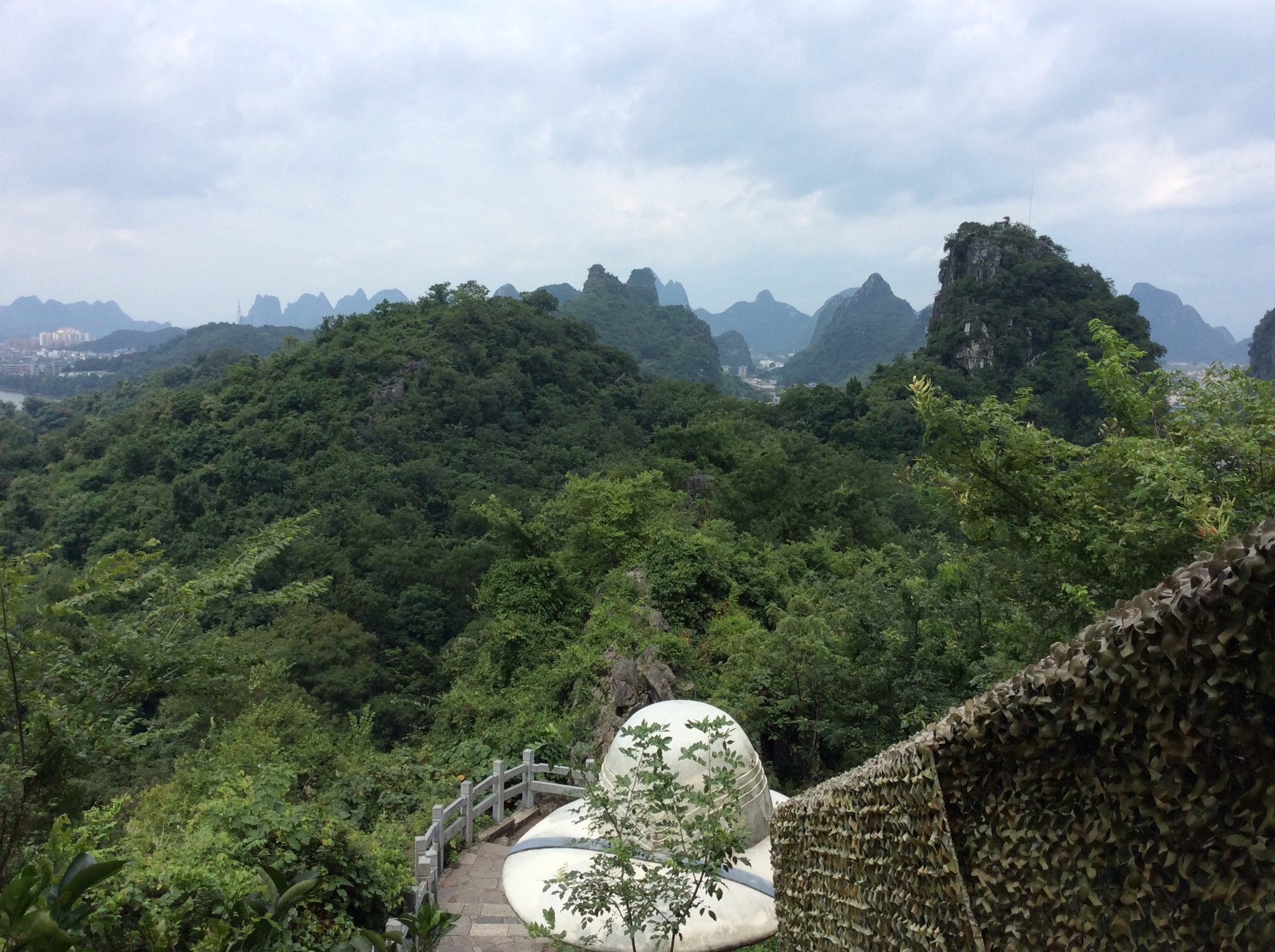 离开叠彩山公园后,已是中午时分,7月的桂林真的太热了,最高温度都有