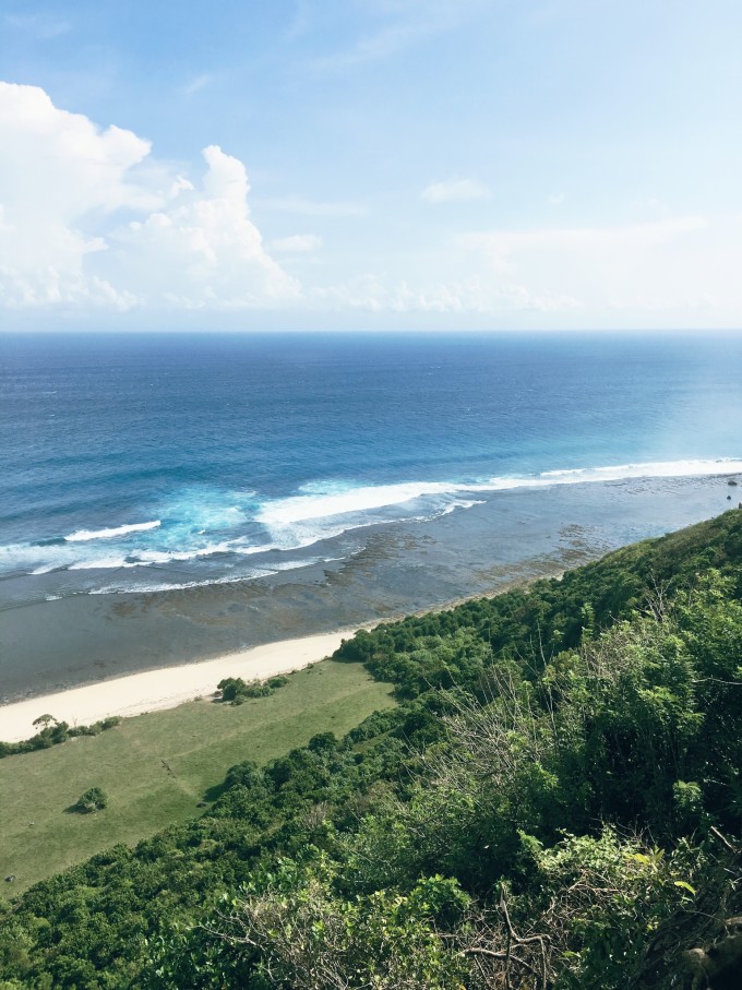 几个月前萌生了去海岛举办一场浪漫婚礼的念头,于是乎在淘宝上开始寻找,之前也一直关注了很多海外婚礼的策划,由于自己是大连的,所以找到了一家工作室在大连的海外婚礼策划,决定去巴厘岛啦,那个婚礼圣地。爱的蜜方巴厘岛婚礼策划,服务很热情,一直不厌其烦的接受我的咨询,并且耐心的指导我们关于机票酒店和场地的事宜,最终定在了6.