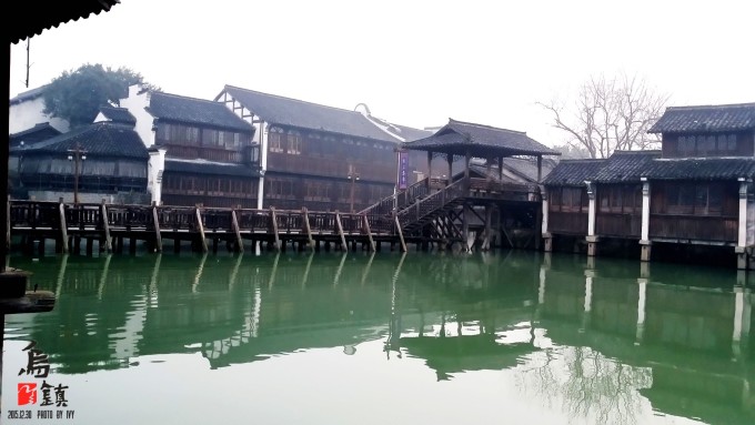 , 而现在就这样白白浪费掉了3个小时,真是扼腕丫! 临水乌将军房,有小小阳台, 令我惊讶的就是,水不脏也不臭。 话说当我兴高采烈告知订了乌将军临水房间时, 玉米先生就一直泼冷水说我订临水房间, 到时候如果不如预期水脏又臭一定会后悔浪费钱之类的.... 让已经付款的我,内心着实不安了一整晚。 幸好临水房真令我们满意。 我们住的乌将军比较偏所以很安静, 房间里还有古代的铜镜呀!(飞奔) 它可不是洗脸洗手的哦!是可喝的饮用水。 还有房间有地暖,冬天进来房间就是温暖+温暖+温暖 唯一缺点就是隔音效果真的很不好,楼