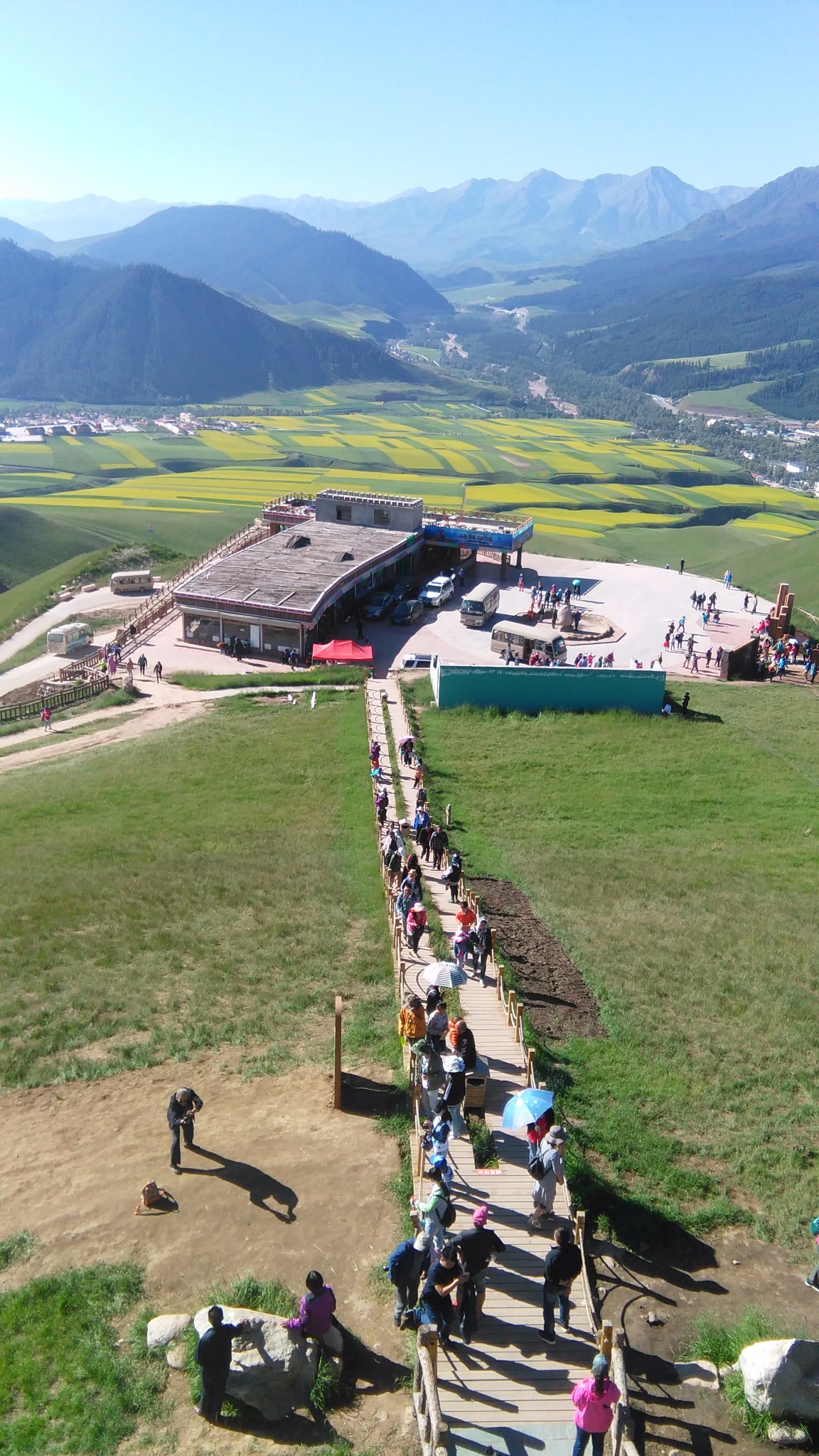 卓尔山风景区大门挺有个性,建筑风格张扬.