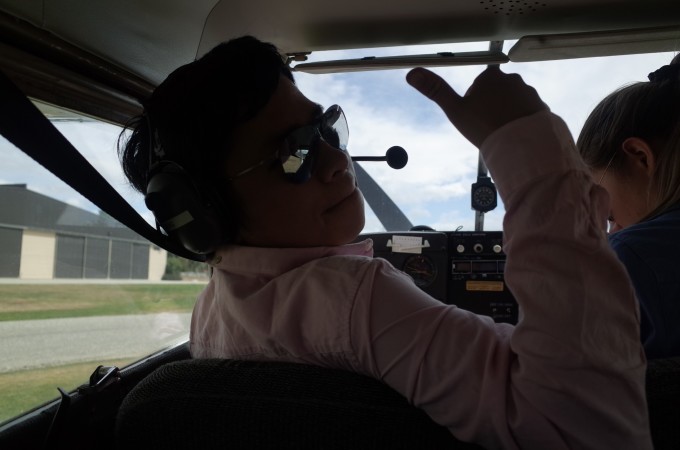 房车旅游终极指南 生活在房车里并不拘束,装备齐全、空间宽敞、配备了沙发和卧床的房车可以乘坐4-6人。累了可以躺着,想玩的时候大家就聚在一起打扑克下象棋,饿了就用车上的厨具自己做饭 不管你使用的是,小巧的折迭式拖挂房车,或是大到十来公尺长的,豪华型自走式旅行房车。当你用它来从是休旅游活动时,它总是会带给你,以及你的家人,无穷的欢乐与便利。 基本上说来,旅行房车是一个装有四个轮子的家,刚开始使用时,或许有些需要特别注意的事项,但当你熟悉了正确的使用方法以后,你会发觉,这些系统,你是蛮熟悉的,就跟家里的差不多。