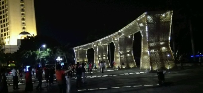IC卡一卡通可实现各种消费 办理了腕表IC卡并充值后,可在海滨泳场所有消费场合刷卡使用,包括洗浴、寄存、超市购物等。腕表IC卡实施一人一卡制,最低充值金额为50元(含押金20元),退还腕表IC卡时,余额按照卡内金额归还。 冲凉 增加热水淋浴每次15元 和之前的冲凉设施相比,现在的冲凉房档次提升明显,最大的不同就是增设了热水淋浴。冷水淋浴还是保持了原来的价格,即5元/人/次,但热水淋浴为15元/人/次,且限时15分钟。 寄存 寄存服务方面,管理方将该项服务分自助寄存、大件寄存以及行李箱寄存三种。价格依次为5