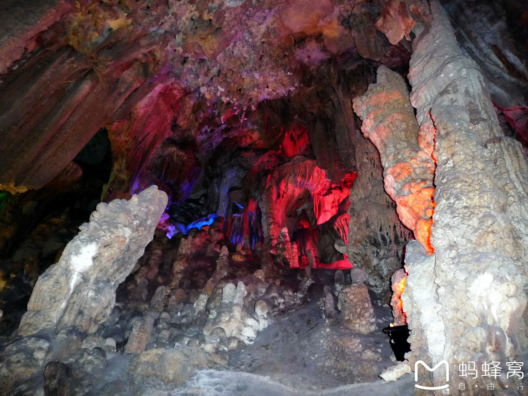 贯穿12座山峰的银子岩,现已开发游程2000米,分为下洞,大厅,上洞三个
