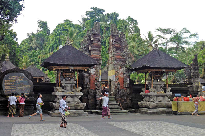 印尼 巴厘岛 圣泉寺看圣浴