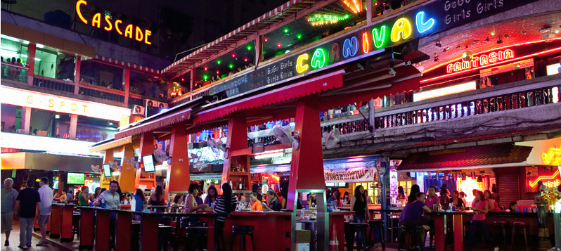 帕蓬作为老牌红灯区以各式成人秀和同志酒吧闻名,娜娜广场主打中高端