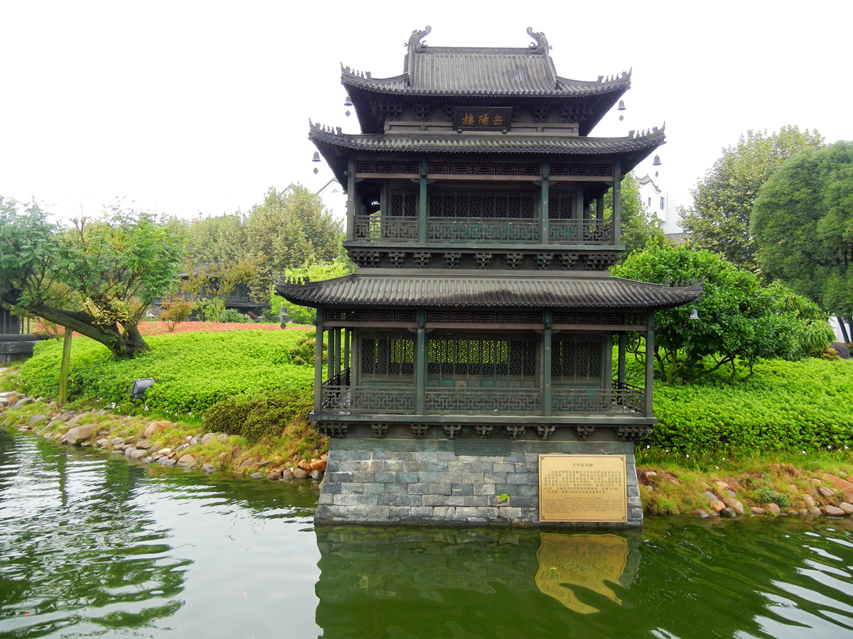 倒是一点也没有名楼的气场,现在的岳阳楼是清末翻修的,像不清朝官帽?