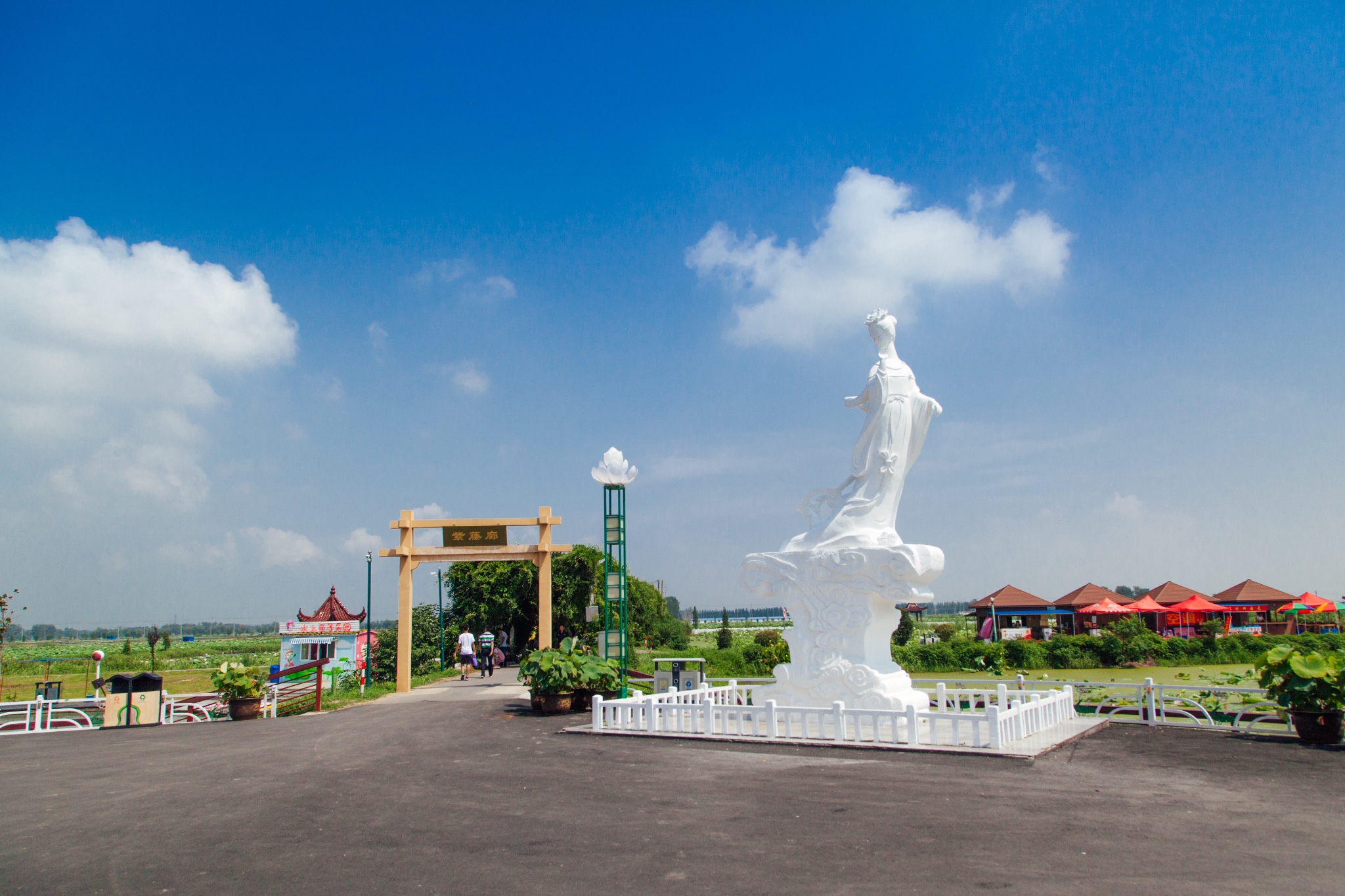 荷花荡的中心广场耸立着一尊汉白玉"荷花仙子"雕塑,  这是整个景区的